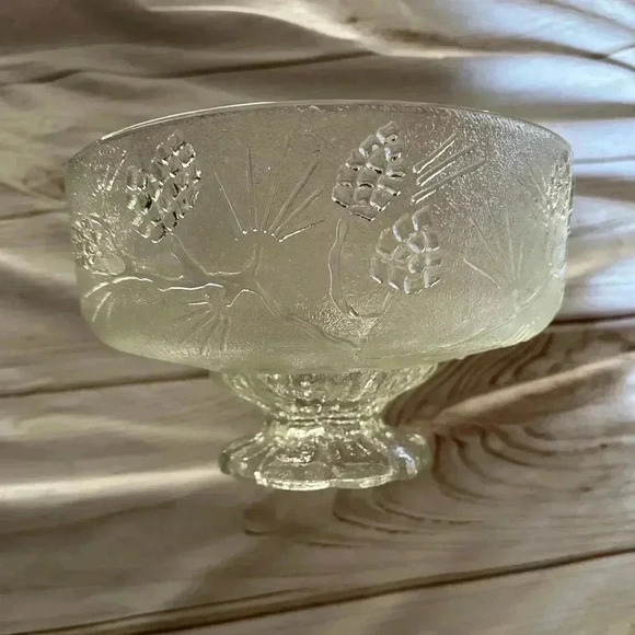 Tiara Glassware Ponderosa Pine Round Footed Serving Salad Bowl 9 1/4” - Picture 1 of 4